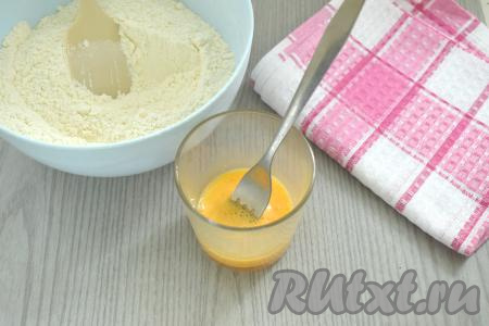 В небольшую ёмкость (например, в стакан) разбиваем яйцо, взбиваем его вилкой до однородности.