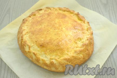 Вот такой небольшой пирог из теста, замешанного на сметане без дрожжей, с начинкой из яблок и ревеня я приготовила. Выпекала я его 35 минут при температуре 180 градусов.