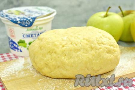Теперь, когда вы узнали, как замесить тесто на сметане без дрожжей, можете готовить из него пироги, пирожки, пиццу, булочки, экспериментируя с начинками и формами выпечки. 