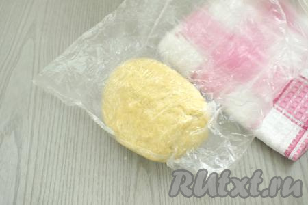 Тесто перекладываем в целлофановый пакет и на 15 минут убираем его в холодильник.