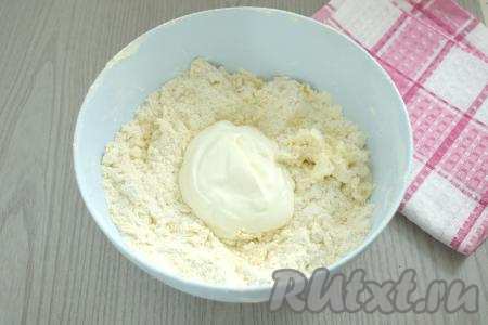 Затем добавляем сметану. Сметану можно взять любой жирности (в этот раз я использовала жирностью 20%).