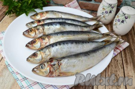 Через сутки можно снимать пробу. Перед подачей рыбку нужно будет очистить от внутренностей, удалить голову, я обязательно ещё удаляю хребет и кожу, промыть водой, дать немного обсохнуть. Иваси пряного посола, приготовленная в домашних условиях, получается в меру солёной, нежной и очень вкусной, она идеально подходит в качестве дополнения к отварному картофелю.