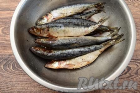 В течение суток 2-3 раза нужно будет рыбку перемешать, что она равномерно просолилась. Во время засолки иваси выделит немного жидкости, которую сливать не нужно, пока рыбка не просолится.