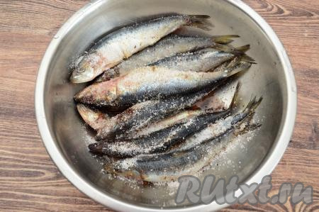 Иваси выложить в глубокую миску. Посыпать рыбку смесью специй, соли и сахара.