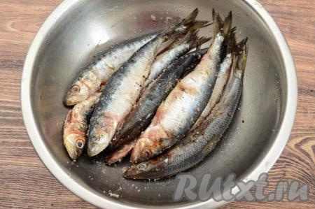 Хорошо перемешать, чтобы рыбка равномерно покрылась солью и специями. Накрыть миску крышкой и убрать в холодильник на 24 часа.