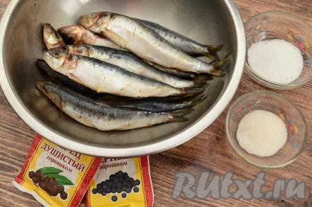 Подготовить продукты для приготовления иваси пряного посола в домашних условиях. Иваси заранее разморозить. Хорошо промыть рыбу водой (очищать её не нужно), дать немного обсохнуть. Желательно, чтобы рыба размораживалась медленно, тогда она в процессе разморозки потеряет меньше жидкости и получится более сочной. Поэтому, если позволяет время, лучше размораживать иваси на верхней полке холодильника. Но, безусловно, можно разморозить и при комнатной температуре.