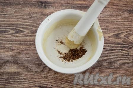 В качестве специй я взяла 5 горошин чёрного и 5 горошин душистого перца. Размяла их в ступке в крошку. Получилось около 0,5 чайной ложки пряных специй.