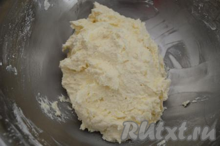 Затем добавлять крахмал по половине столовой ложки, каждый раз полностью вмешивая его и следя за консистенцией творожного теста. Тесто должно получиться липким, но при этом держащим форму. Мне всего потребовалось добавить 40 грамм кукурузного крахмала, но, возможно, вам потребуется добавить больше, так как количество добавляемого крахмала зависит от влажности творога и размера яйца.