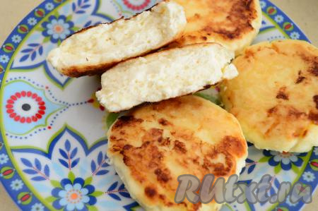 А вот как аппетитно выглядит в разломе такой сырник, в нём белоснежная, нежнейшая сердцевина удачно сочетается с румяной корочкой.