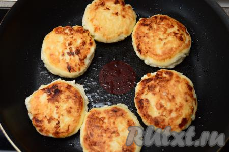 Жарить сырники на среднем огне до подрумянивания с двух сторон (ориентировочно по 3 минуты с каждой стороны).