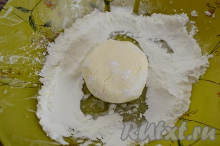 Замешанное тесто зрительно разделить на равные части (я разделила на 6 частей). В сковороде разогреть растительное масло. В глубокую тарелку всыпать 2 столовых ложки кукурузного крахмала. Влажными руками из одной части творожного теста сформировать округлый сырник, обвалять его со всех сторон в крахмале.