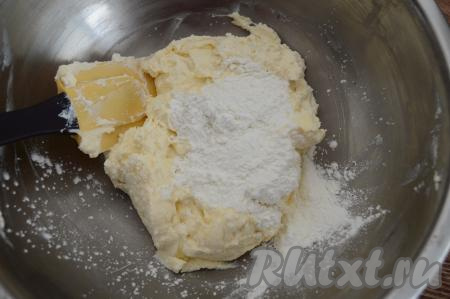 В получившуюся творожную массу всыпать 20 грамм кукурузного крахмала, полностью вмешать его в тесто для сырников.