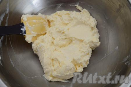 Растереть творог с яйцом и сахаром вилкой (или силиконовой лопаткой) до получения однородной творожной массы.