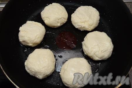 Сформированный сырник сразу же выкладывать в сковороду, в которой уже разогрелось масло. Постепенно выложить на сковороду все сформированные и обваленные в крахмале сырники. Обязательно формируйте сырники влажными руками, тогда и руки не будут липнуть к творожному тесту, и сырники будут лучше обваливаться. Крахмал достаточно быстро впитывается в тесто, поэтому сырники, обваленные в крахмале, нужно сразу после формирования выкладывать на горячую сковороду.