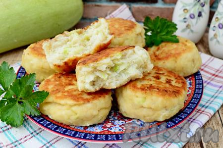 А вот как такая котлетка из минтая выглядит в разломе. Благодаря кабачку котлеты получаются более нежными, хотя на вкус определить наличие кабачка практически невозможно.