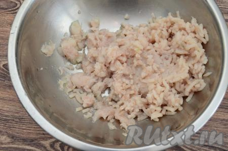 Пропустить филе минтая через мясорубку в глубокую миску (я обычно пропускаю филе рыбы дважды через мясорубку, чтобы в нём точно не осталось косточек). Лук тоже пропустить через мясорубку в миску с рыбным фаршем.