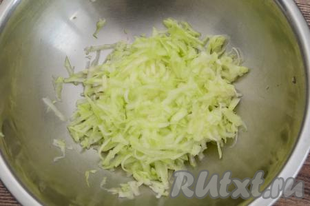 Кабачок вымыть, если семечки крупные, их тоже нужно будет удалить, кожуру я обычно срезаю. 200 грамм подготовленного кабачка натереть на крупной тёрке в отдельную миску, посолить и оставить минут на 5, чтобы кабачок выделил сок.