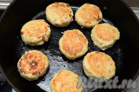 Котлеты из минтая с кабачком жарить на хорошо разогретой сковороде с добавлением растительного масла. У меня все котлеты сразу не поместились на сковороду, я жарила их в два захода. Жарить рыбные котлеты с кабачком на среднем огне до подрумянивания с двух сторон (примерно по 4 минуты с каждой стороны). Затем можно ещё раз котлеты перевернуть, накрыть крышкой и выключить огонь. Дать котлеткам пропариться под крышкой 5 минут.