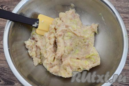 Ещё раз перемешать фарш и оставить его на 10 минут, чтобы манка успела набухнуть. Манная крупа и яйцо добавляются в рыбно-кабачковый фарш, чтобы он был более плотным и котлеты не разваливались во время жарки.