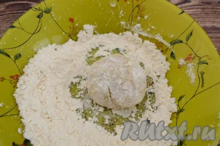 По прошествии 10 минут, если кабачок ещё выделит немного сока, тогда его следует слить. Зрительно разделить фарш из минтая и кабачка на равные части (я разделила на 10 частей). Затем влажными руками сформировать из каждой части фарша округлую заготовку котлеты и обвалять её со всех сторон в муке.