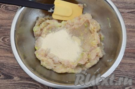 Как следует перемешать получившийся фарш. Всыпать манную крупу, посолить, не забывая, что в рыбный фарш добавлялся солёный натёртый кабачок.