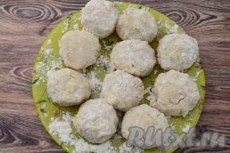 Сформированные котлеты (у меня получились 10 штук), обваленные в муке, выложить на плоскую тарелку, припылённую мукой.