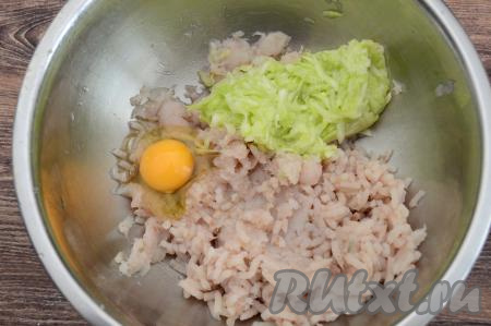 В миску с рыбным фаршем и луком выложить кабачок, отжатый от лишней жидкости, добавить сырое яйцо.