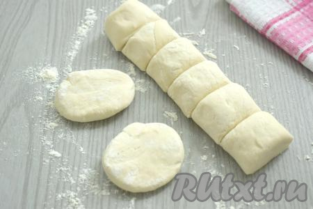 Получившийся рулет из слоёного теста разрезаем на 7-8 кусочков. Каждый кусочек теста ставим на срез и сверху прижимаем ладонью.