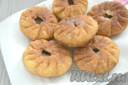 Готовые жареные беляши перекладываем на бумажные полотенца, чтобы удалить лишнее масло.