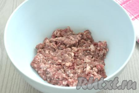 Слоёное дрожжевое (в этот раз я его и купила), либо бездрожжевое тесто заранее достаём из морозилки и оставляем размораживаться при комнатной температуре (тесто должно стать мягким). В качестве начинки для беляшей можно взять как покупной фарш, так и фарш, приготовленный в домашних условиях. Я взяла свинину и немного говядины, пропустила через мясорубку. Выкладываем фарш в миску.