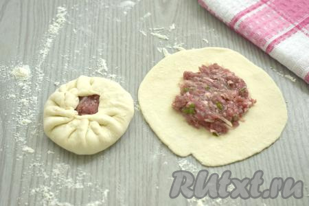 Заготовки из теста раскатываем в лепёшки диаметром примерно 14 сантиметров. В центр каждой лепёшки кладём полную столовую ложку мясной начинки. Края теста собираем над фаршем складочками. Получившийся беляш сверху прижимаем слегка ладонью. Подобным образом лепим все беляши.
