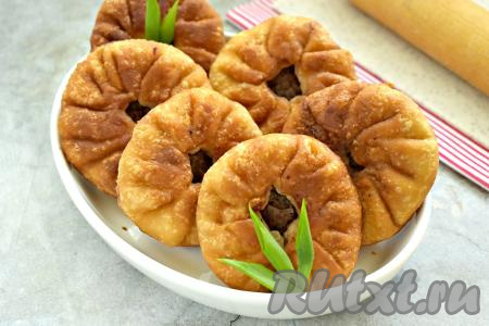 Постепенно жарим на сковороде все наши беляши, не забывая их выкладывать перед подачей на бумажные полотенца. Беляши, приготовленные из слоёного теста, получаются аппетитными, воздушными снаружи и сочными внутри. К столу их лучше подавать горячими.