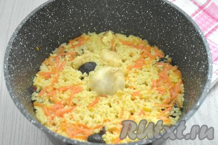 Даём воде закипеть, уменьшаем огонь до минимума, готовим плов с курицей и черносливом под крышкой 20-25 минут (рисинки должны стать мягкими, вода - испариться).