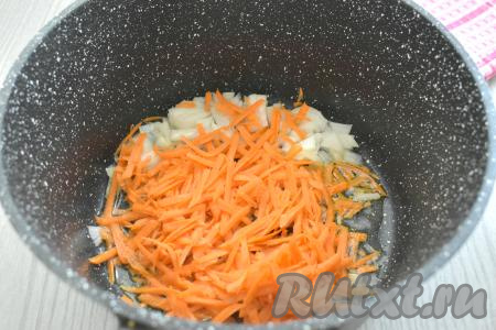 Очищаем лук и морковь. Нарезаем мелко лук, натираем морковку на крупной тёрке. В казане (или в глубокой сковороде) разогреваем растительное масло, выкладываем морковку с луком, обжариваем их минут 5-6 (морковь должна стать достаточно мягкой), иногда помешивая, на среднем огне.