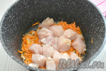 К обжаренным овощам добавляем нарезанное куриное филе, солим, перемешиваем, обжариваем 10 минут, время от времени помешивая.