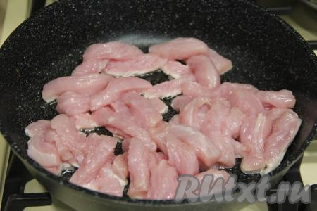 Индейку вымыть, обсушить, нарезать на длинные брусочки, посолить, перемешать. В сковороде хорошо прогреть растительное масло, после этого выложить кусочки индейки.