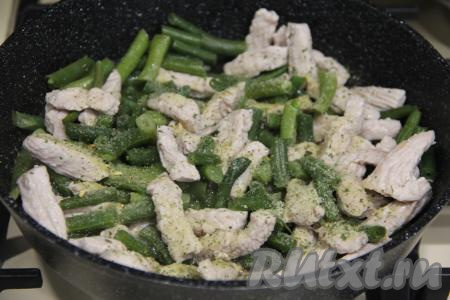 Перемешать индейку со стручковой фасолью, добавить соль и специи по вкусу (я использовала соль со специями).&nbsp;