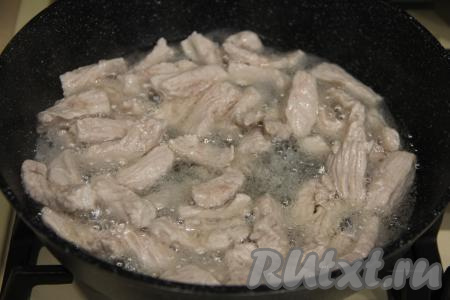 Обжарить мясо индейки на достаточно сильном огне в течение 5 минут (до изменения цвета мяса со всех сторон), затем убавить огонь до минимума и накрыть сковороду крышкой. Тушить индейку минут 15. В течение этого времени мясо можно 2-3 раза перемешать. Если в сковороде будет мало жидкости, можно добавить 2-3 столовых ложки воды.