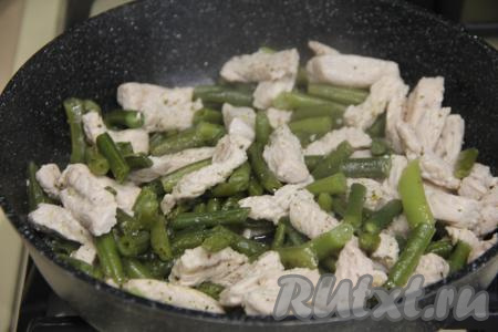 Перемешать, тушить индейку с фасолью минут 10 на огне ниже среднего, иногда перемешивая.&nbsp;