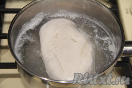 Пока тесто поднимается, отварить куриное филе в подсоленной воде в течение минут 25 с момента закипания воды. Достать мясо из бульона, в котором оно варилось, дать полностью остыть. Шампиньоны и помидоры промыть водой, обсушить.&nbsp;