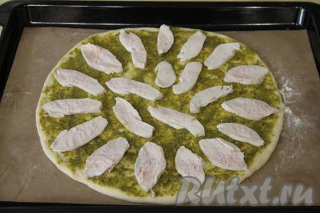 Остывшее куриное филе нарезать на тонкие ломтики, выложить на тесто.&nbsp;