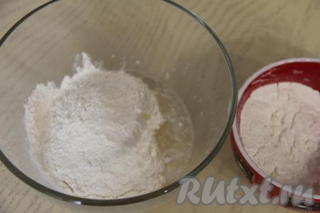 Всыпать соль и грамм 100 просеянной муки, перемешать столовой ложкой. Частями начать добавлять оставшуюся просеянную муку, каждый раз хорошо вмешивая её. После того как в процессе добавления муки перемешивать тесто ложкой станет сложно, продолжать замешивать тесто для пиццы руками, всыпая муку только по мере необходимости. В общей сложности вымешивать тесто руками нужно минут 5-7.