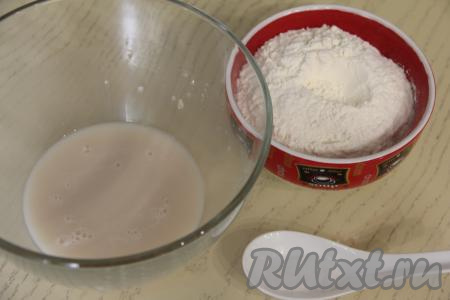 В миску с запенившейся дрожжевой смесью влить растительное масло, перемешать.&nbsp;