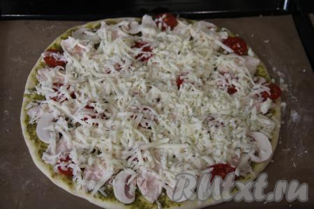 Начинку пиццы обильно посыпать сыром, натёртым на крупной тёрке.&nbsp;