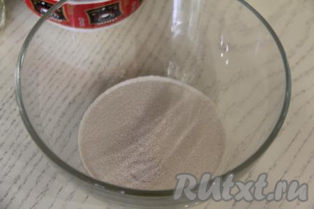 Прежде всего нужно замесить дрожжевое тесто для пиццы. Для этого 100 миллилитров воды нужно подогреть, но не выше 38-40 градусов (если вода будет более горячей, дрожжи в ней могут погибнуть), перелить в глубокую миску, всыпать сухие дрожжи, хорошо перемешать и оставить ориентировочно минут на 10, чтобы дрожжи начали работать. По истечении 10 минут поверхность дрожжевой смеси запенится - это означает, что дрожжи начали работать.