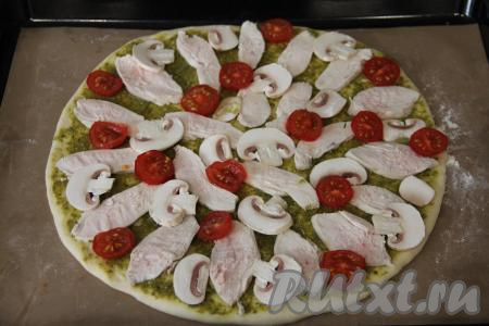 Поверх курицы разложить помидоры, нарезанные на тонкие кружочки.&nbsp;