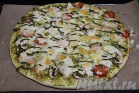 Выпекать пиццу с соусом песто и курицей в разогретой до 210 градусов духовке минут 10-12.&nbsp;