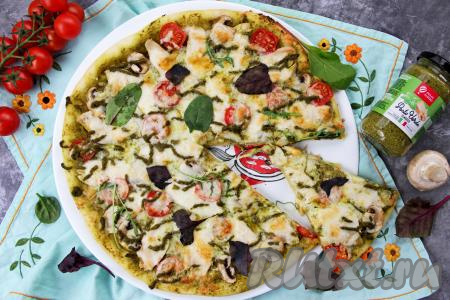 Аппетитную, вкусную, пикантную пиццу, приготовленную с соусом песто и курицей, нарезать на кусочки и в горячем виде подать к столу.&nbsp;