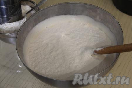 Перемешать массу лопаткой, добавить 200 грамм просеянной муки, перемешать лопаткой, полностью вмешивая муку.&nbsp;