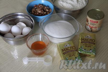 Подготовить продукты для приготовления торта "Золотой ключик" с варёной сгущёнкой.&nbsp;Мёд должен быть жидким, если мёд засахарился, его можно прогреть на водяной бане. Сливочное масло для приготовления крема должно быть комнатной температуры, поэтому его нужно заранее достать из холодильника, чтобы оно согрелось и стало мягким.